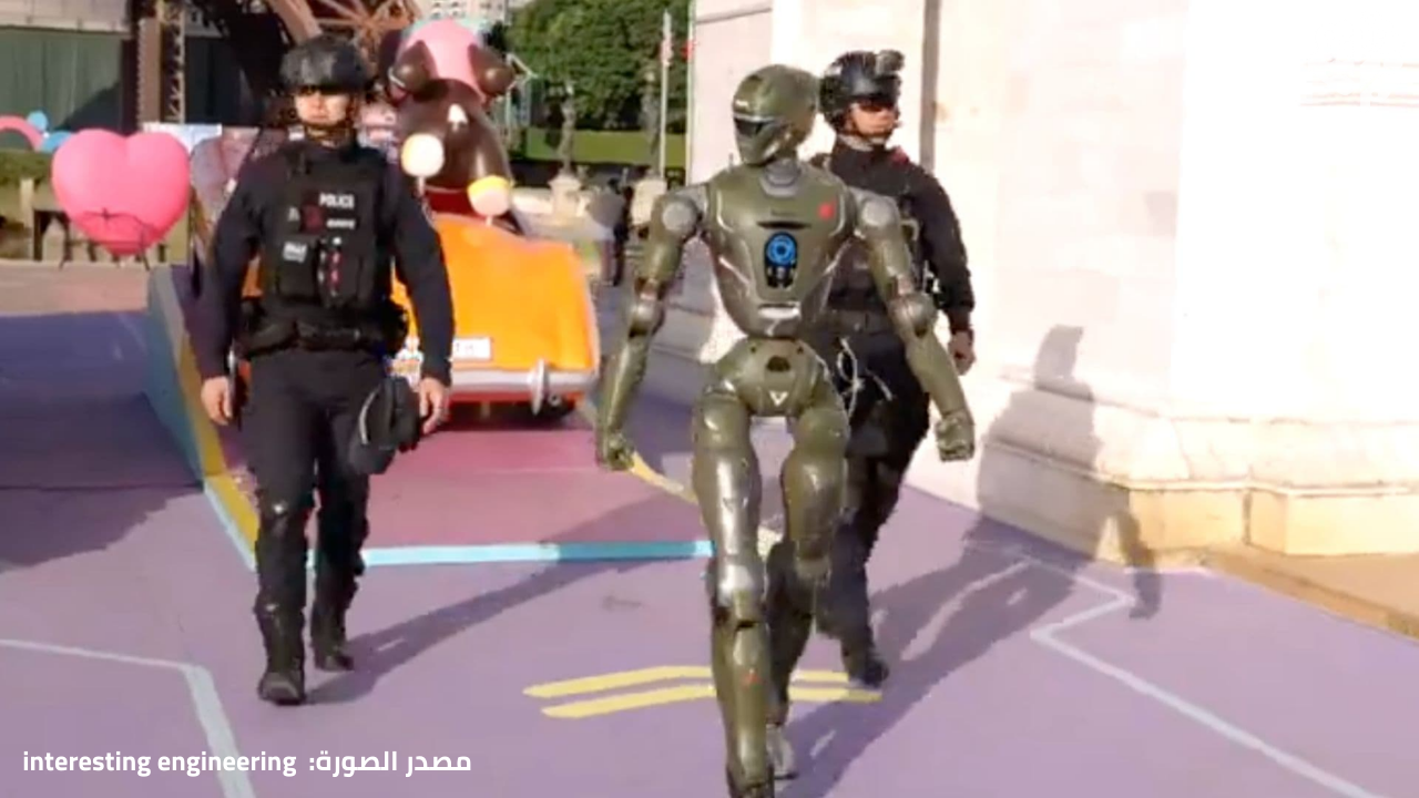 روبوت T800 بشري يشبه الإنسان يسير إلى جانب ضباط شرطة في شارع سياحي بمدينة شنتشن الصينية، في تجربة لاختبار الروبوتات في مهام الأمن العام.